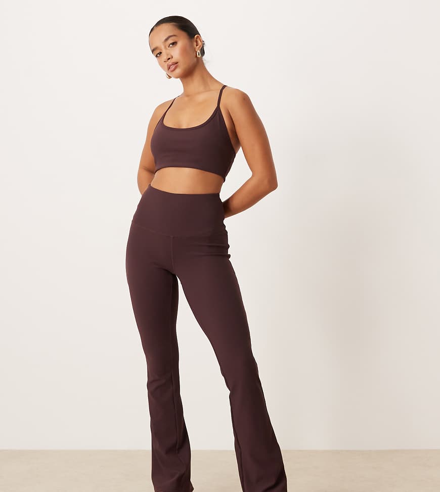 4505 Petite - Fein gerippte, leicht ausgestellte Yoga-Leggings in Feigenbraun mit hohem Bund-Lila 4505 Petite - Fein gerippte, leicht ausgestellte Yoga-Leggings in Feigenbraun mit hohem Bund-Lila von 4505