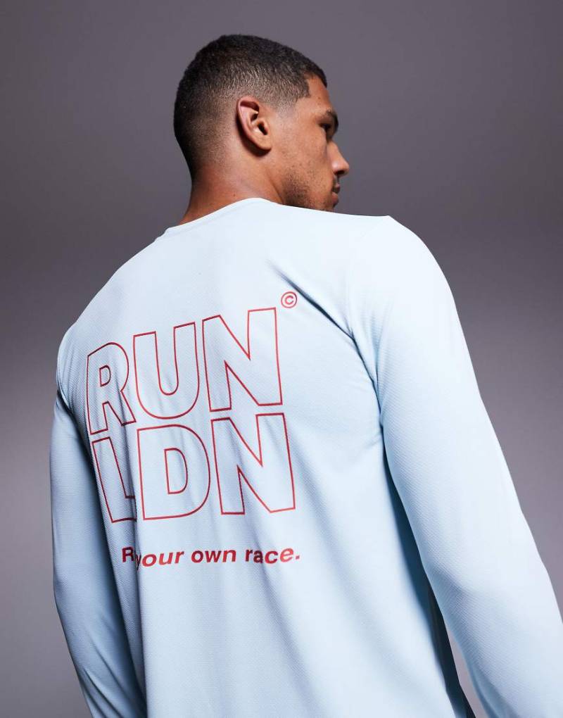 4505 - RUN LDN - Langärmliges Lauf-T-Shirt aus Netzstoff in Blassblau mit Rückenprint von 4505