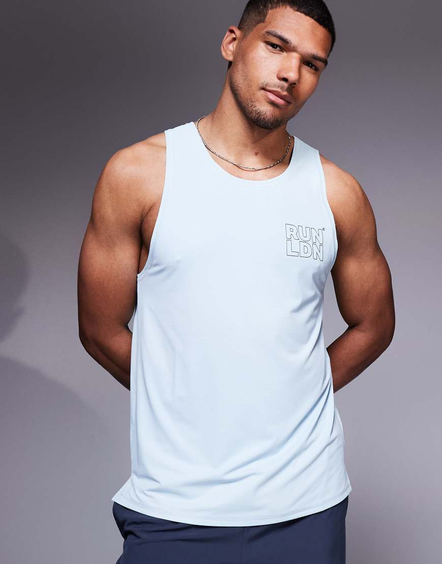 4505 - RUN LDN - Lauf-Tanktop aus hellblauem Netzstoff mit Brust-Print 4505 - RUN LDN - Lauf-Tanktop aus hellblauem Netzstoff mit Brust-Print von 4505