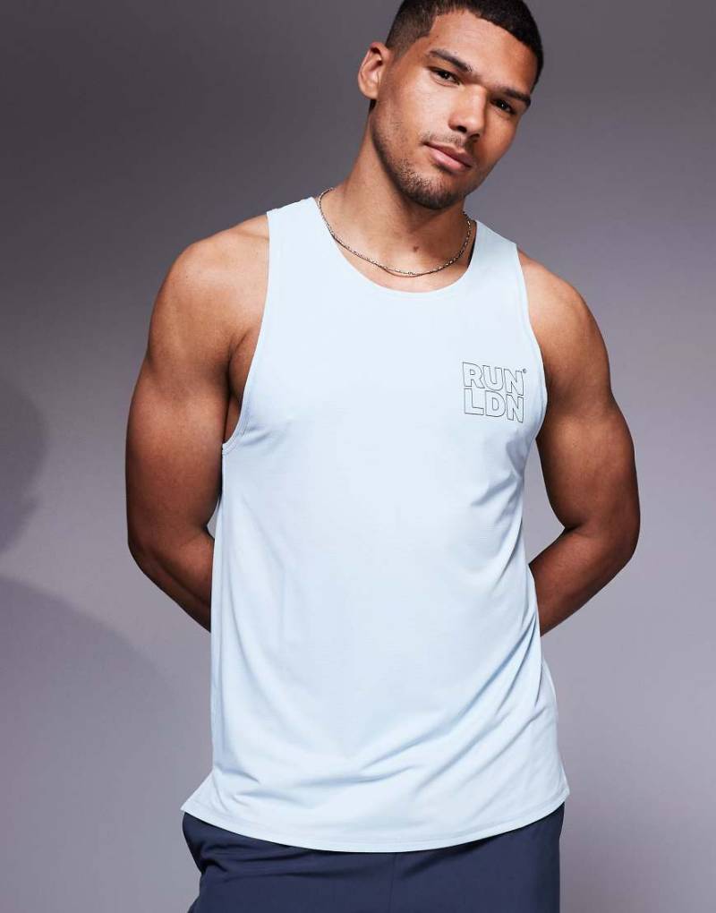4505 - RUN LDN - Lauf-Tanktop aus hellblauem Netzstoff mit Brust-Print von 4505
