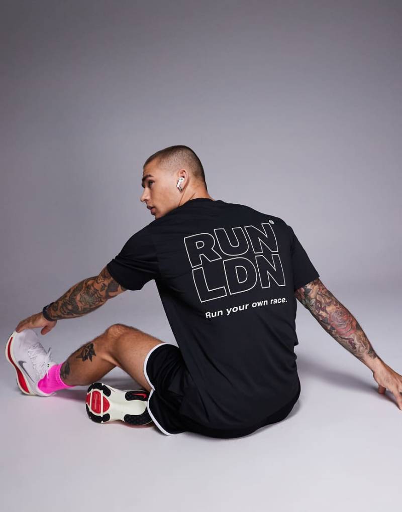 4505 - RUN LDN - Laufshirt aus Netzstoff in Schwarz mit Rückenprint von 4505