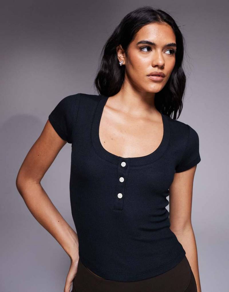 4505 - Rest Day - Knapp geschnittenes Henley-T-Shirt im Cropped-Fit-Stil in Schwarz aus ultraweichem, geripptem Modal von 4505