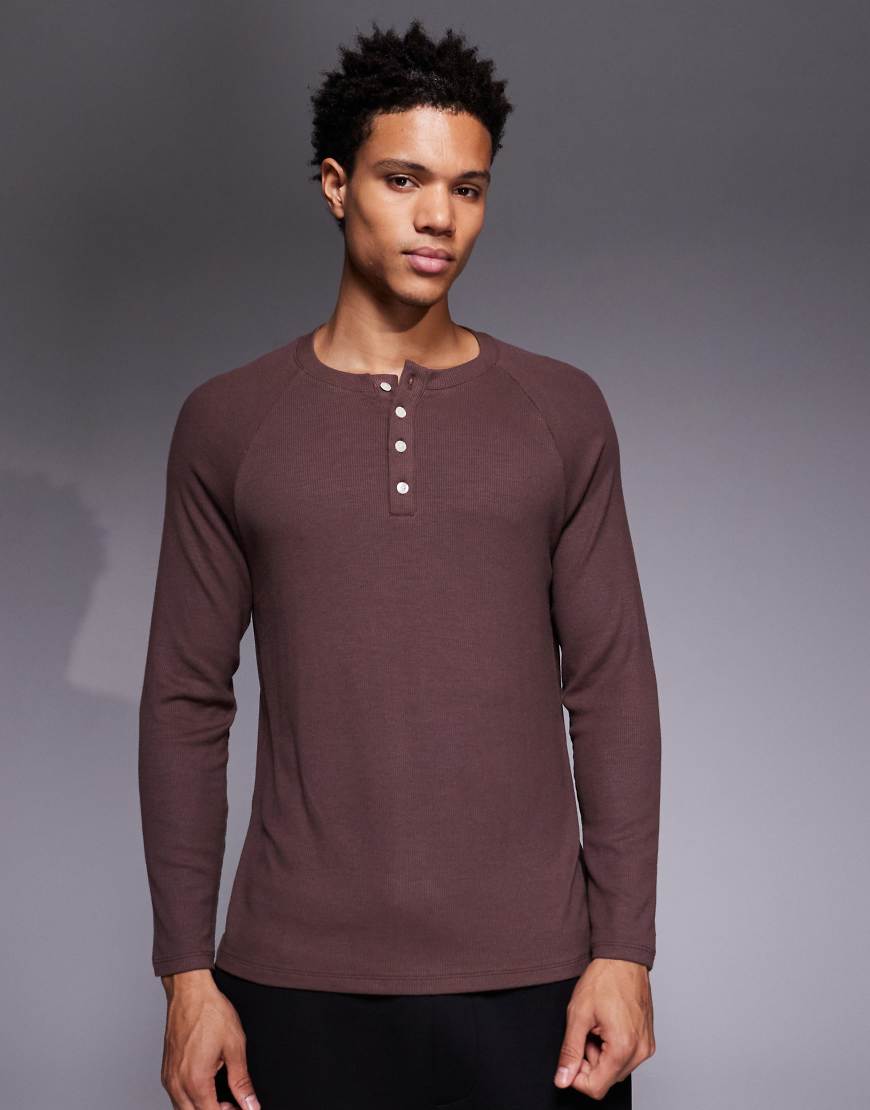 4505 - Rest Day - Langärmliges Slim-Fit-T-Shirt aus geripptem Modal in Braun mit Henley-Kragen und Raglan-Ärmeln-Brown von 4505