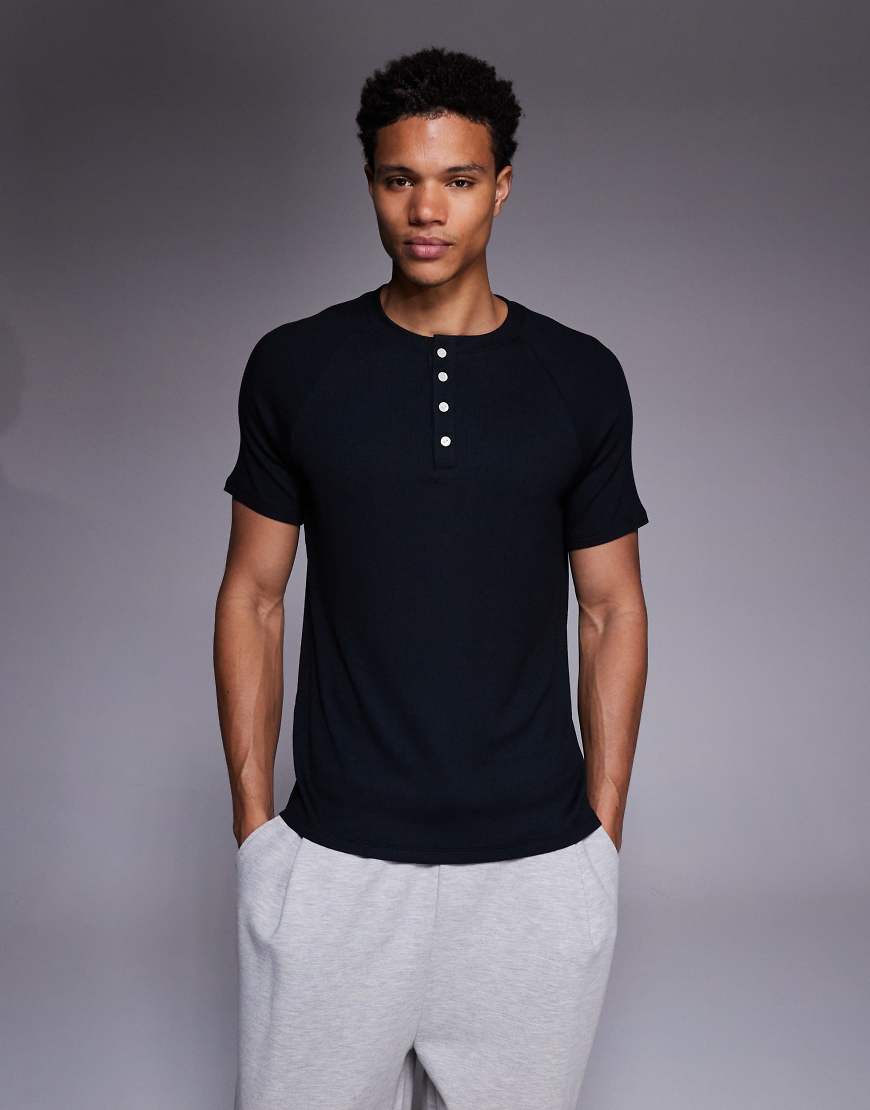 4505 - Rest Day - Slim-Fit-T-Shirt in Schwarz aus ultraweichem, geripptem Modal mit Henley-Kragen und Raglanärmeln von 4505