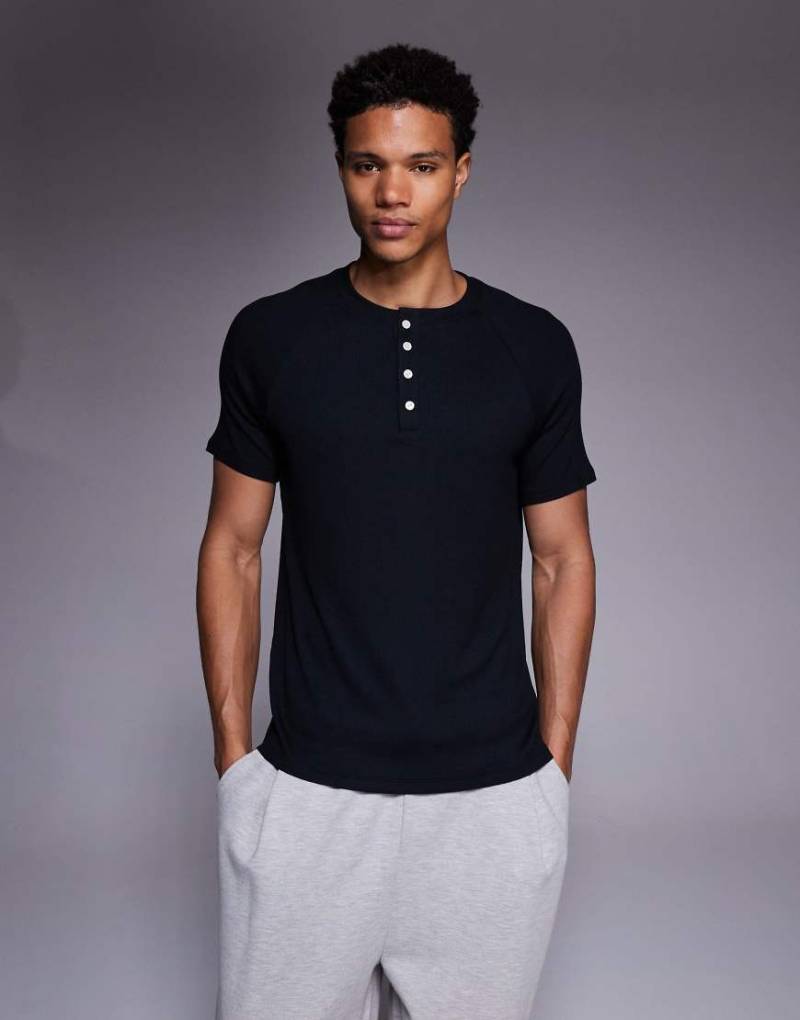 4505 - Rest Day - Slim-Fit-T-Shirt in Schwarz aus ultraweichem, geripptem Modal mit Henley-Kragen und Raglanärmeln von 4505