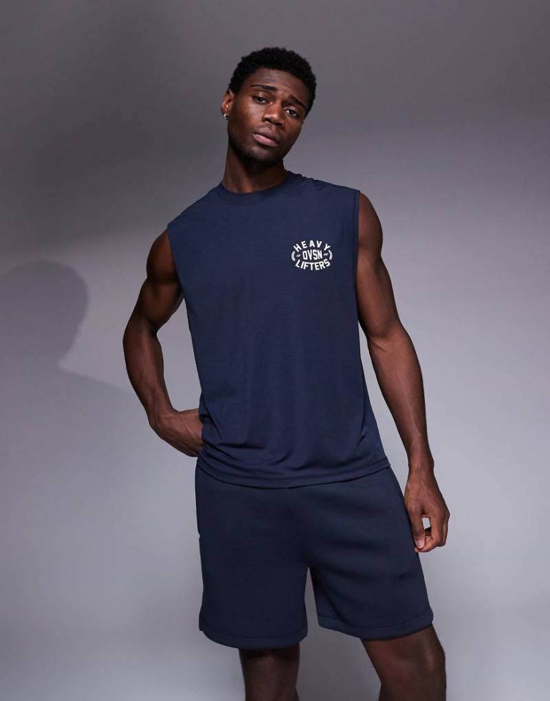 4505 - Schnell trocknendes Trainings-Tanktop in dunklem Marineblau mit Oversize-Schnitt und Grafikprint am Rücken von 4505