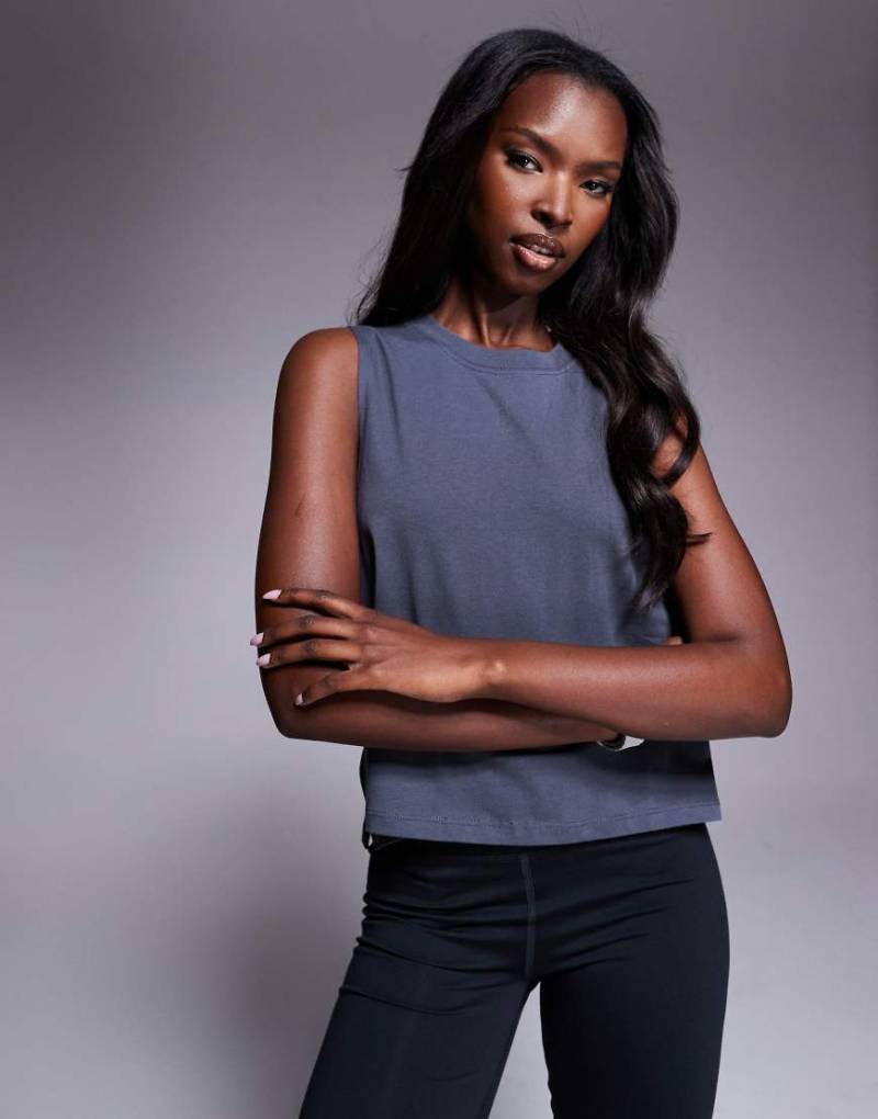 4505 - Schnelltrocknendes Cropped Trägertop aus Baumwolle in Grau mit tiefem Armausschnitt von 4505