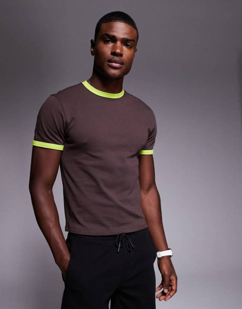 4505 - Sehr eng und knapp geschnittenes Ringer-T-Shirt aus Baumwolle in Rosinenbraun mit schnelltrocknendem Finish-Brown von 4505