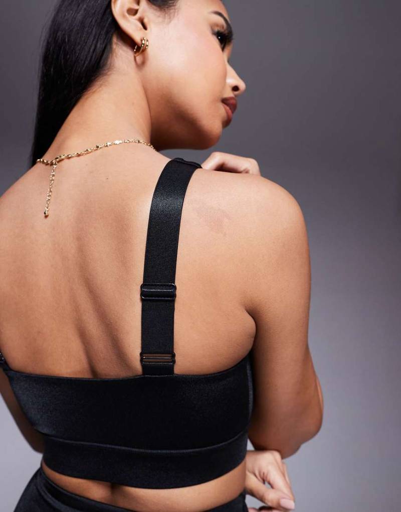 4505 - Sport-BH in hochglänzendem Schwarz mit mittlerer Stützfunktion und verstellbaren Trägern von 4505