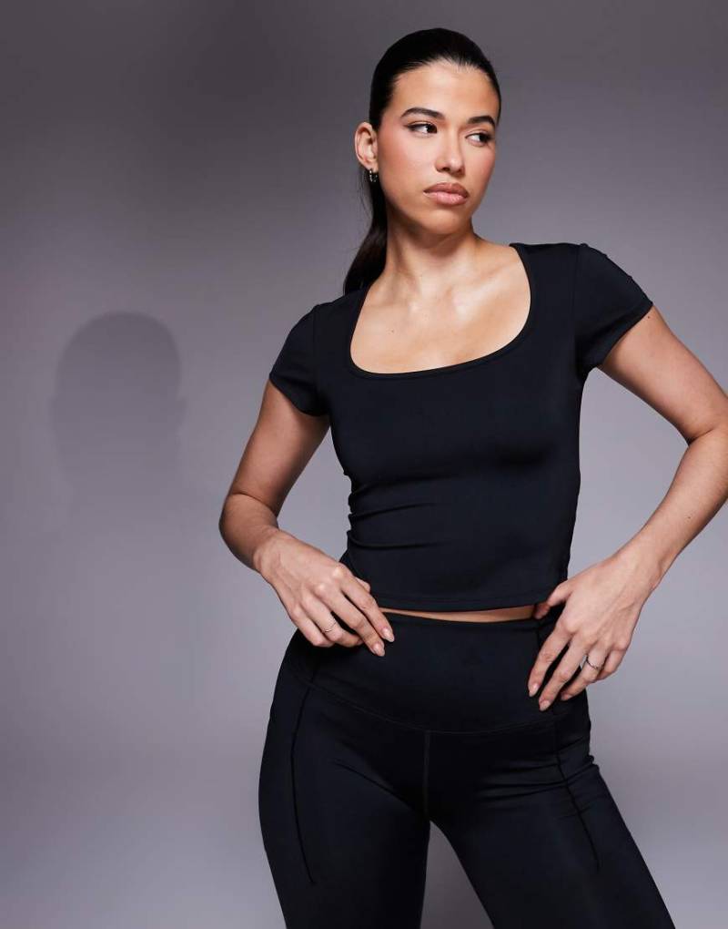 4505 - Sport-Oberteil in Schwarz mit eckigem Ausschnitt und Kappärmeln von 4505