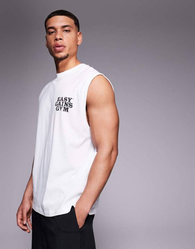 4505 - Sport-Tanktop aus Baumwolle in Weiß mit Oversize-Schnitt, Grafik auf der Brust und schnelltrocknendem Finish von 4505