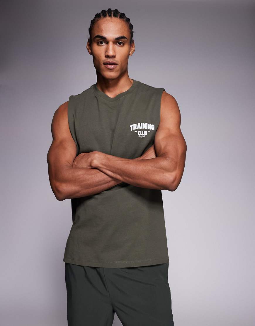 4505 - Sport-Tanktop aus Baumwolle in verwaschenem Khaki mit Oversize-Schnitt, Brust-Print und schnelltrocknendem Finish-Grün von 4505