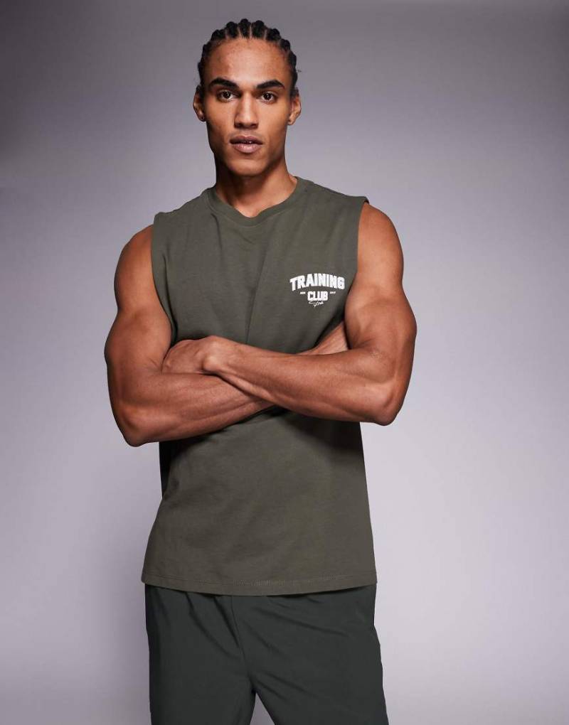 4505 - Sport-Tanktop aus Baumwolle in verwaschenem Khaki mit Oversize-Schnitt, Brust-Print und schnelltrocknendem Finish-Grün von 4505