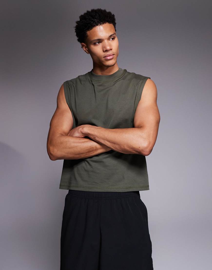 4505 - Sport-Tanktop aus schnell trocknender Baumwolle in Khaki mit Cropped-Passform-Grün von 4505