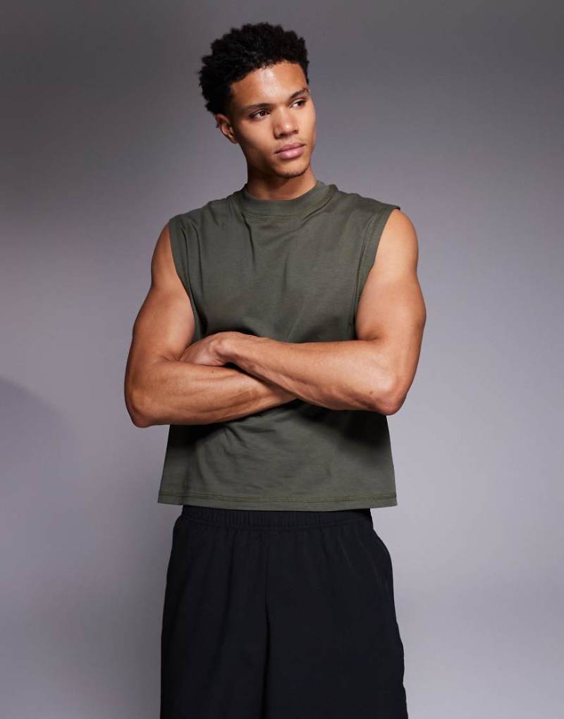 4505 - Sport-Tanktop aus schnell trocknender Baumwolle in Khaki mit Cropped-Passform-Grün von 4505