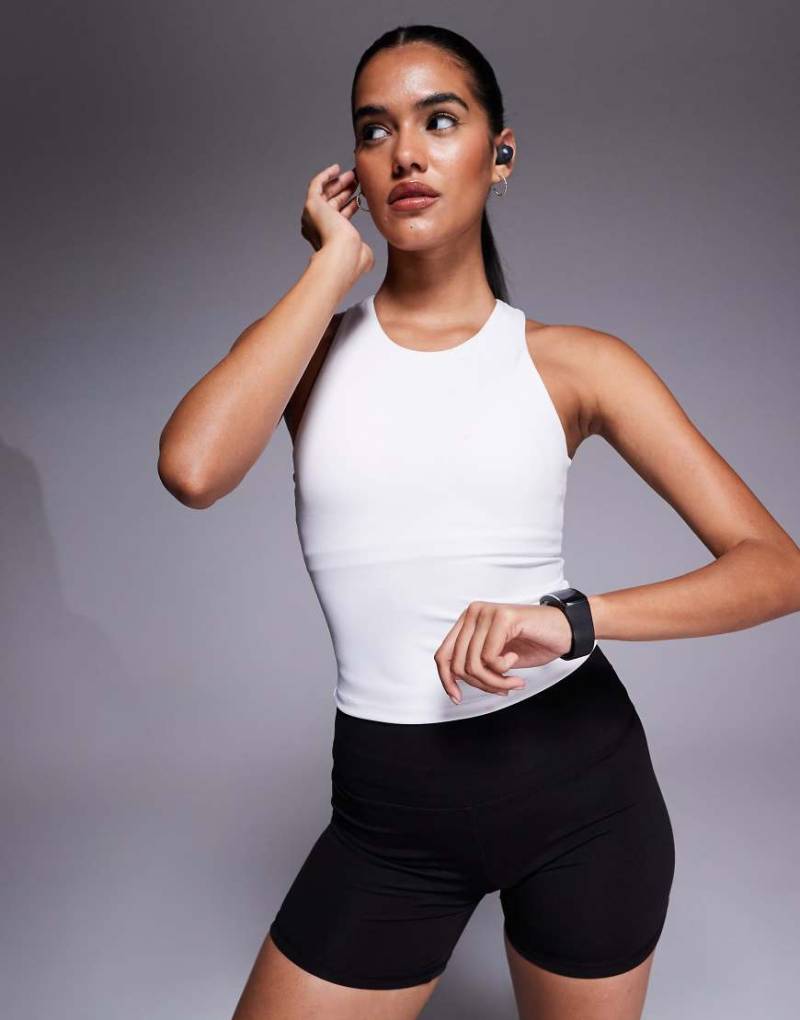 4505 - Icon - Sport-Trägertop in Weiß mit integriertem BH und herausnehmbaren Pads von 4505