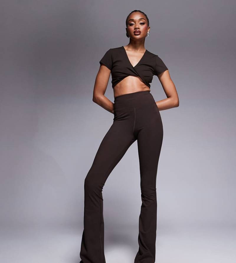 4505 Tall - Icon - Weiche, ausgestellte Yoga-Leggings in Schokobraun mit hohem Bund von 4505