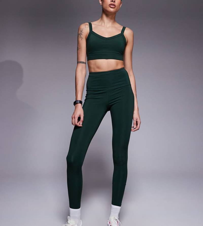 4505 Tall - Lauf-Leggings in Flechtengrün mit hohem Bund und Handytasche mit Reißverschluss 4505 Tall - Lauf-Leggings in Flechtengrün mit hohem Bund und Handytasche mit Reißverschluss von 4505