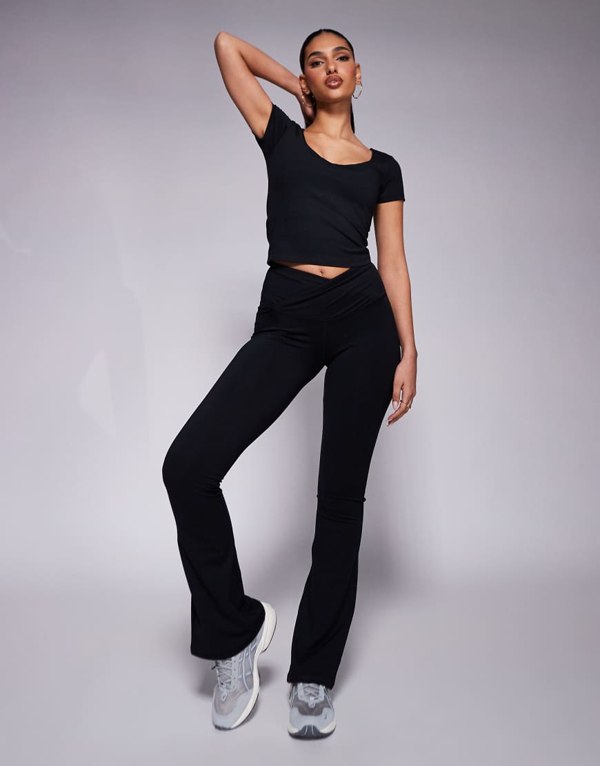4505 - Icon - Weiche, ausgestellte Yoga-Leggings in Schwarz mit Wickelbund 4505 - Icon - Weiche, ausgestellte Yoga-Leggings in Schwarz mit Wickelbund von 4505