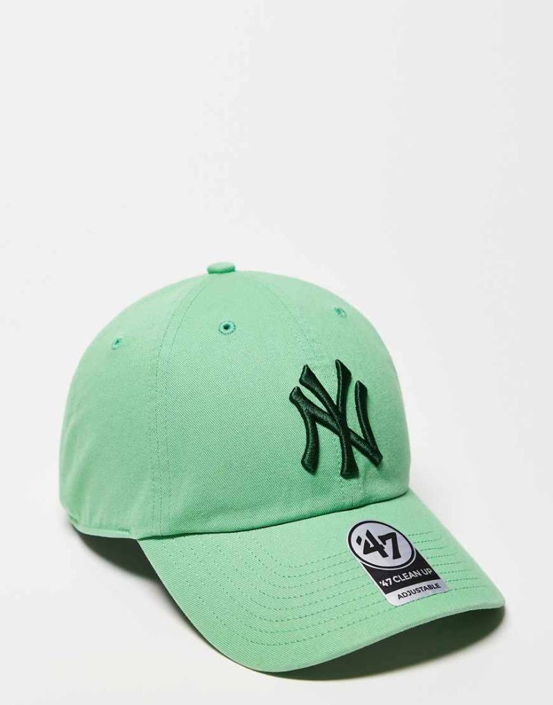 47 Brand - Baseballkappe in Grün mit farblich abgestimmtem „NY Yankees"-Logo und „Clean Up"-Motiv von 47 Brand