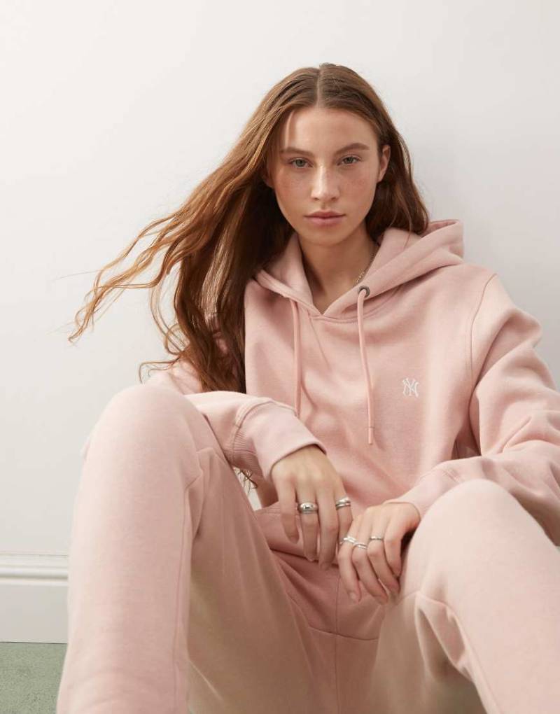 47 Brand - NY Yankees - Kapuzenpullover in staubigem Malve mit „NY Yankee"-Mini-Logo, Kombiteil-Neutral von 47 Brand
