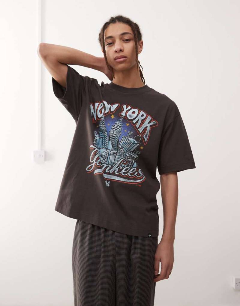 47 Brand - NY Yankees - T-Shirt in Anthrazit mit grafischem Rückenprint-Grau von 47 Brand