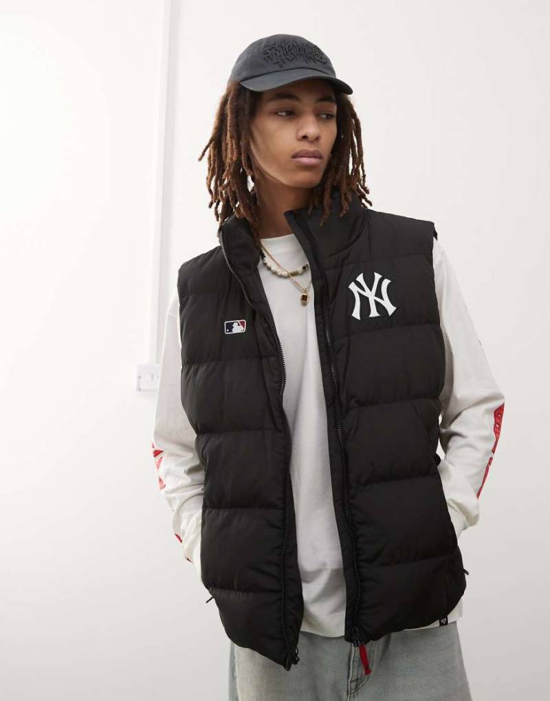 47 Brand - NY Yankees - Wattierte Weste in Schwarz mit Kapuze von 47 Brand