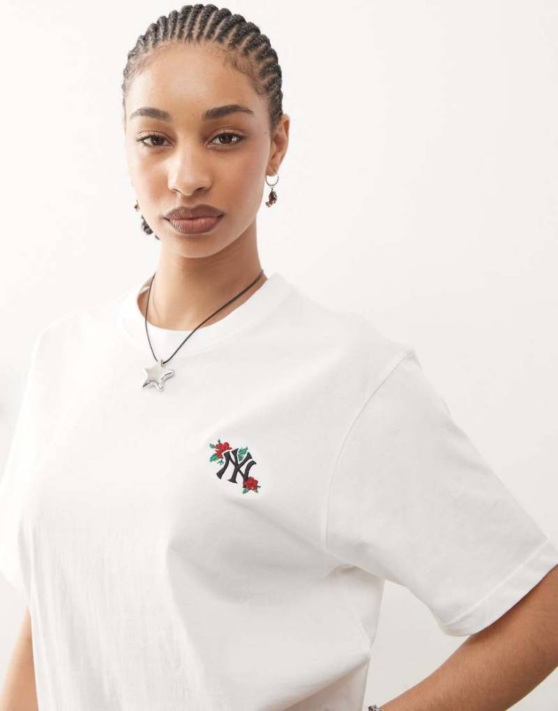 47 Brand - T-Shirt in Weiß mit kleinem „NY Yankees"-Logo von 47 Brand