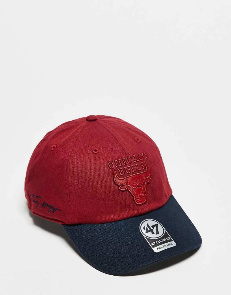 47 Brand x Tommy x Chicago Bulls - Clean Up - Kappe in Rot mit MLB-Logodetail und farblich abgesetztem Schirm von 47 Brand