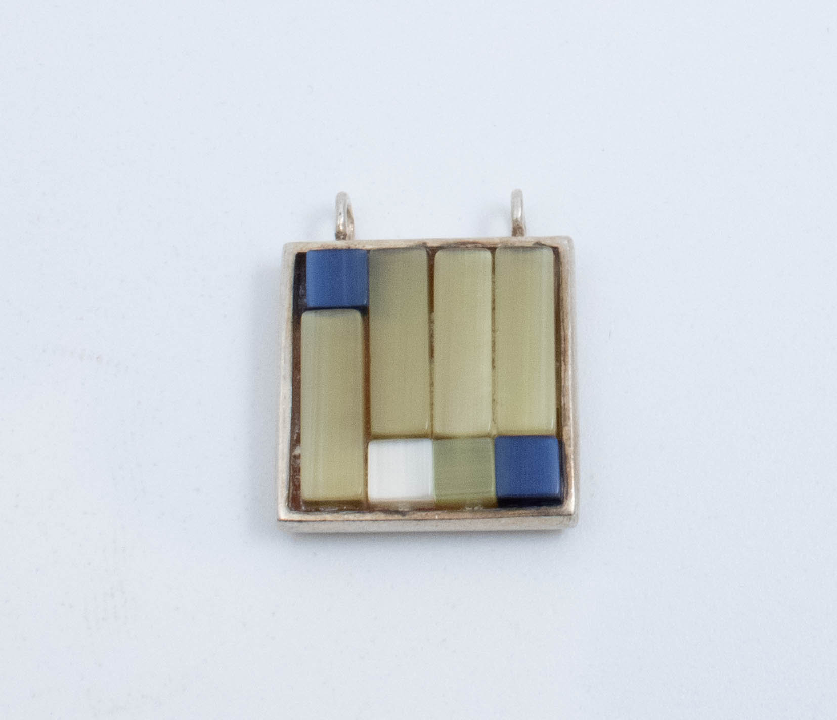 Vintage Sterling Silber Abstrakter Quadrat Anhänger Mit Weißen & Blauen Stücken Vintage Sterling Silber Abstrakter Quadrat Anhänger Mit Weißen & Blauen Stücken von 47silver