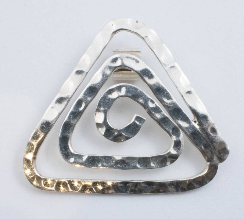 Vintage Sterling Silber Große Gehämmerte Bar in Dreieckiger Labyrinth Inspirierte Form von 47silver