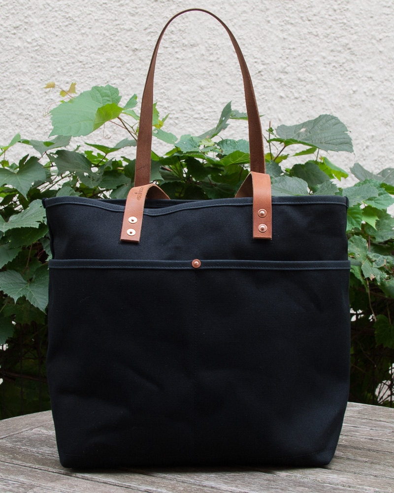 Canvas Daily Tote - Free Standard Shipping in Us Schwarz Bridle Leder Griffe Kupfer Nieten Unisex Made Usa Canvas Daily Tote - Free Standard Shipping in Us Schwarz Bridle Leder Griffe Kupfer Nieten Unisex Made Usa von 48NorthCanvas