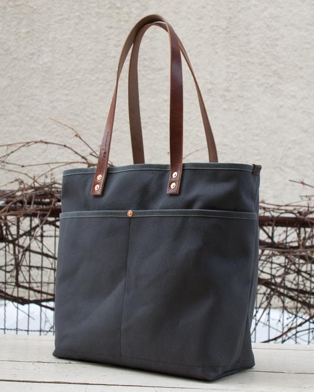Canvas Daily Tote - Kostenloser Standardversand in Den Usa Grau Zaumleder Kupfernieten Unisex Made Canvas Daily Tote - Kostenloser Standardversand in Den Usa Grau Zaumleder Kupfernieten Unisex Made von 48NorthCanvas