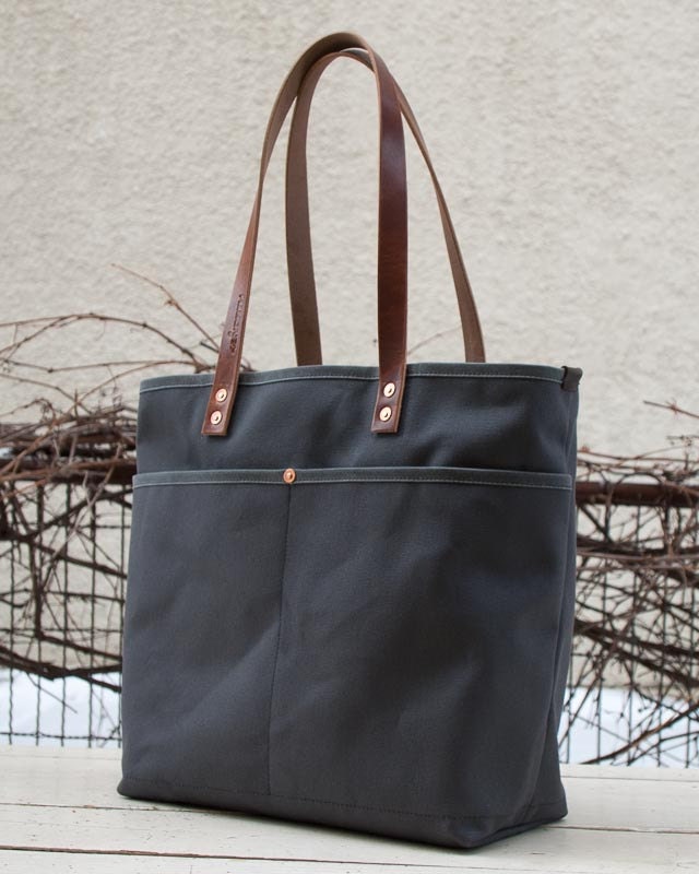 Canvas Daily Tote - Kostenloser Standardversand in Den Usa Grau Zaumleder Kupfernieten Unisex Made Canvas Daily Tote - Kostenloser Standardversand in Den Usa Grau Zaumleder Kupfernieten Unisex Made von 48NorthCanvas