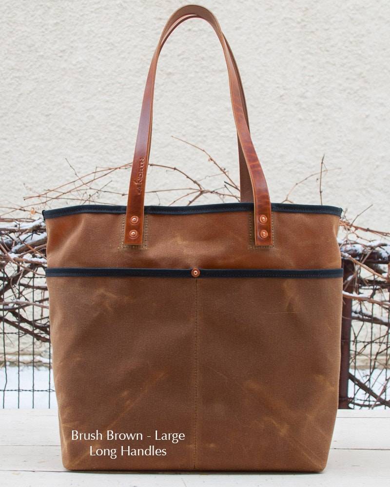 Wachstuch Daily Tote - Kostenloser Standardversand in Usa Bridle Ledergriffe Kupfernieten Unisex Made Wachstuch Daily Tote - Kostenloser Standardversand in Usa Bridle Ledergriffe Kupfernieten Unisex Made von 48NorthCanvas