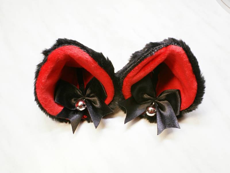 Kunstpelz Kätzchenohren Rot & Schwarz, Schleifen Glöckchen, Clip Oder Stirnband Kunstpelz Kätzchenohren Rot & Schwarz, Schleifen Glöckchen, Clip Oder Stirnband von 4HandmadeFashionable