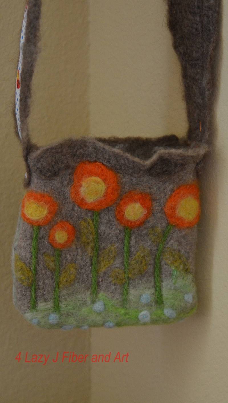 Handytasche Nadel Gefilzt Pygora Ziege & Alpaka Wolle, Floral Crossbody Handytasche Nadel Gefilzt Pygora Ziege & Alpaka Wolle, Floral Crossbody von 4LazyJFiberArt