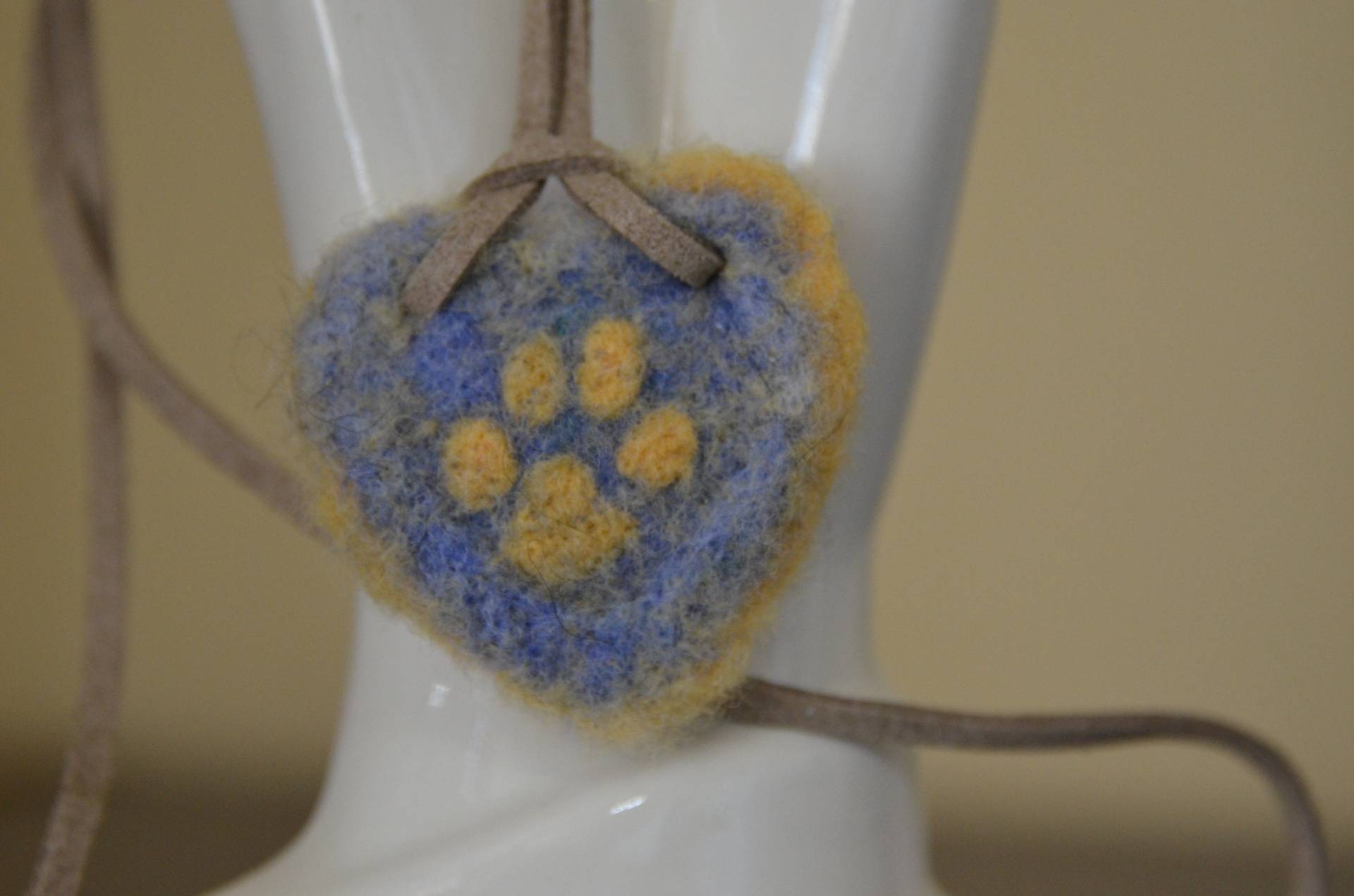 Pfotenabdruck-Herz-Halskette Mit Lederkette Pfotenabdruck-Herz-Halskette Mit Lederkette von 4LazyJFiberArt