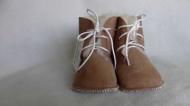 Schaffell Baby Schühchen Light Bronze Leder Babyschuhe Handgefertigten Stiefel Weihnachtsgeschenk Zurück Zur Schule Shaggy Echtes Fell von 4SeasonsLine