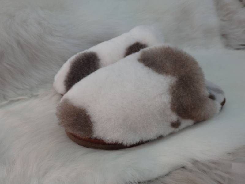 Schaffell Damenpuschen Flauschige Lederpantoffeln Stiefel Zottelstiefel 100% Weihnachtsgeschenk Pelzhausschuhe Mit Fell von 4SeasonsLine