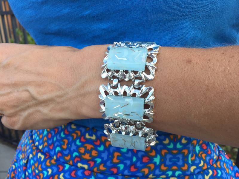 Aqua Farbenen Resin-Armband Mit Silber Getönten Metall & Konfetti Halbmond - Rechteck-Link-Vintage-Armband von 4SweetK