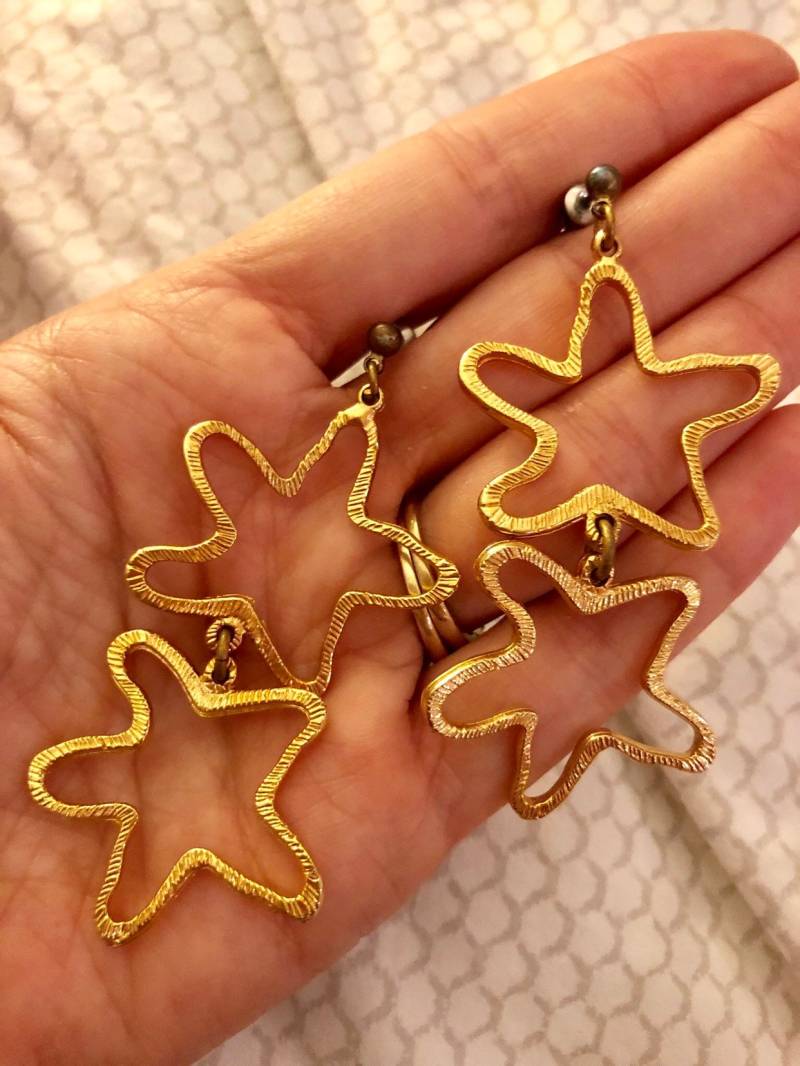 Brushed Gold Toned Metal Star Earrings Dangling Stars Himmelsschmuck Vintage Pierced Starfish von 4SweetK