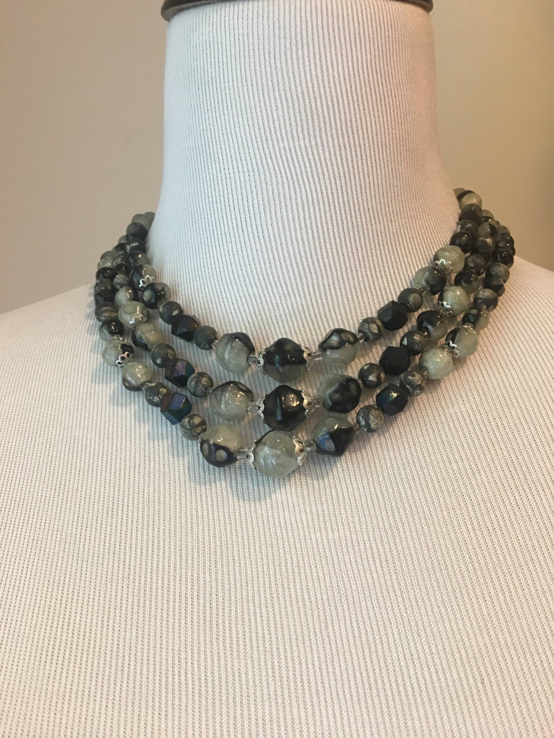 Drei Strang Halskette Vintage Schwarz Grau Und Rauchige Perlen Mit Passenden Ohrringe Unterzeichnet Hong Kong von 4SweetK