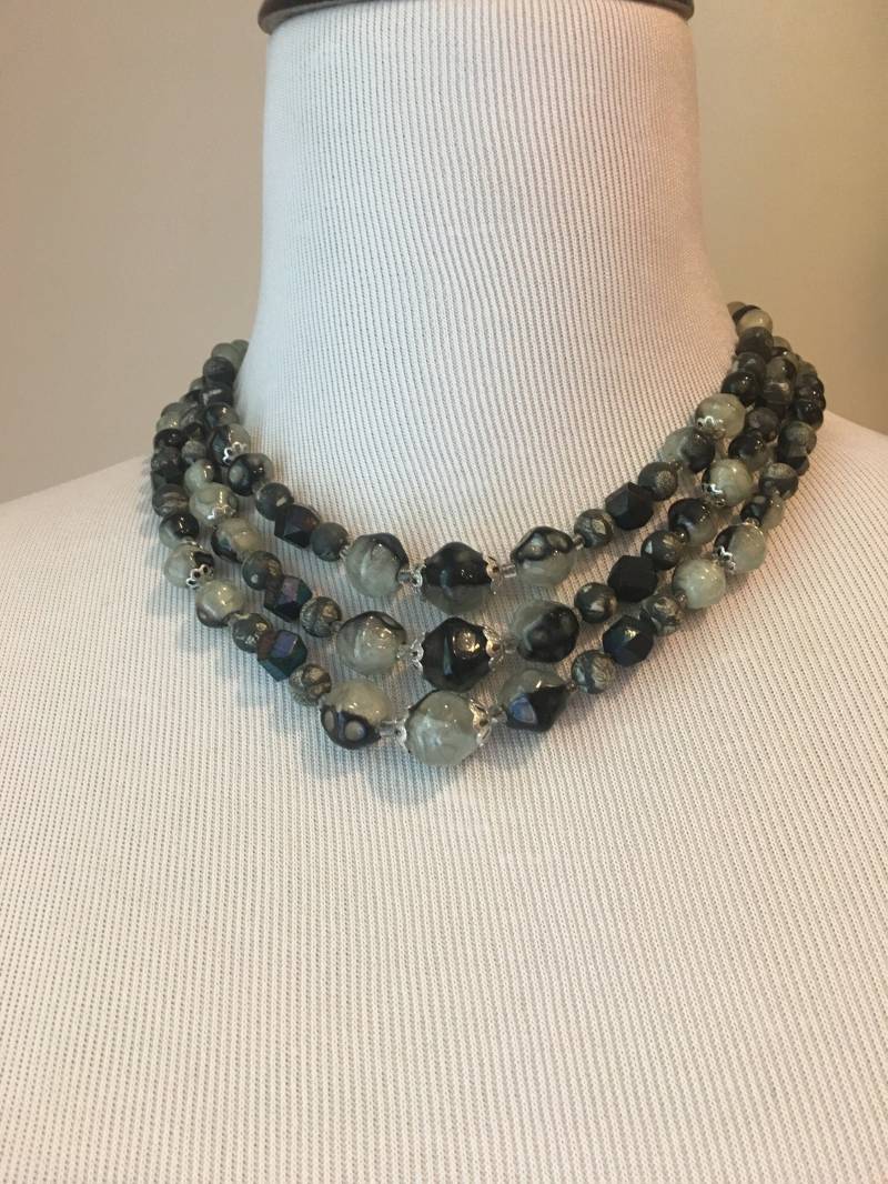 Drei Strang Halskette Vintage Schwarz Grau Und Rauchige Perlen Mit Passenden Ohrringe Unterzeichnet Hong Kong von 4SweetK