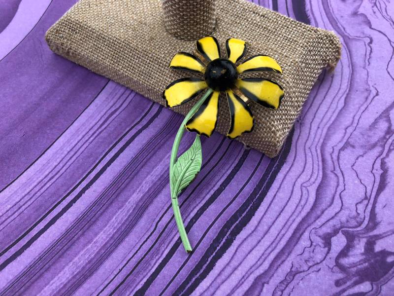 Emaille Daisy Gelbe Blume Mit Schwarzen Und Grünen Stiel Blätter Der 1950Er Jahre Mode Blumen Brosche Pin Flower-Power von 4SweetK