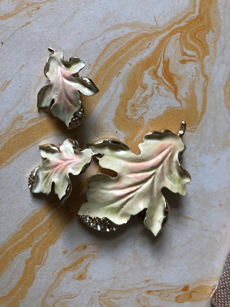 Gold Getönten Metall Blass Gelb Orange Emaille Blatt Mit Eis Strasssteinen Passende Brosche Und Clip Auf Ohrringe Set Signiert Coro Blätter von 4SweetK