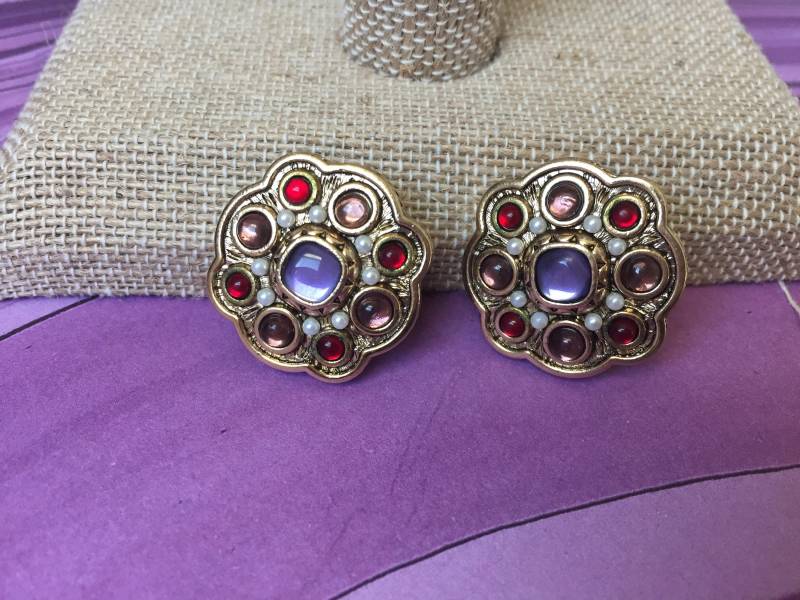 Gold Getönten Metall Runde Carolee Ohrringe Mit Lila Cabochon - & Roten Steinen Perlmutt Perlen Vintage Clip Auf von 4SweetK