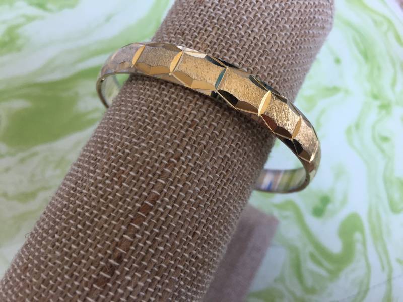 Gold Getönten Metallarmband Geätzt Krone Trifari Vintage Armband von 4SweetK