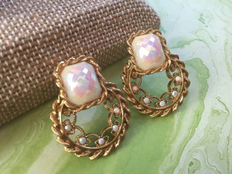 Goldfarbenem Metall Gefiederte Creolen Mit Schillernden Facettierten Stein Smaragd Geschnitten - Jahrgang Baumeln Kranz Ohrstecker von 4SweetK