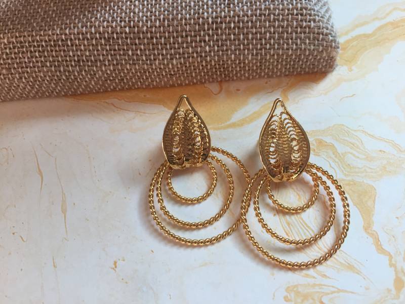 Goldfarbenem Metall Hoop Ohrringe Mit Blatt-Design - Vintage 1980Er Ohrhänger von 4SweetK